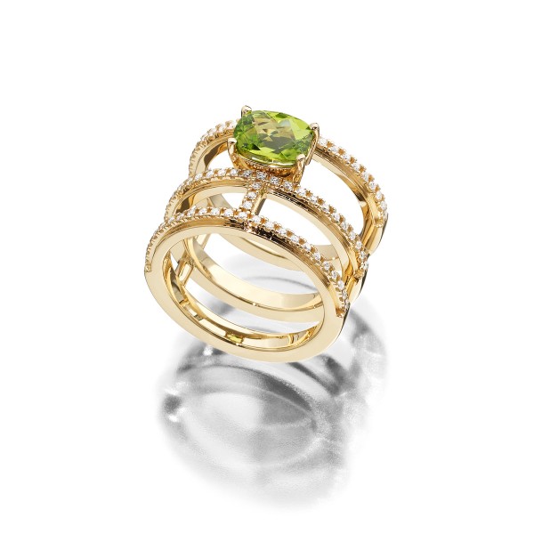 Ring Evaine aus der eigenen Goldschmiede in 18kt Gelbgold mit grünen Peridot und Brillanten