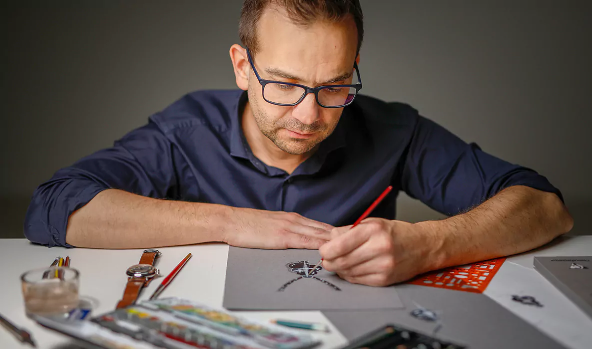 Andreas Ableitner beim händischen Zeichnen eines Entwurfes