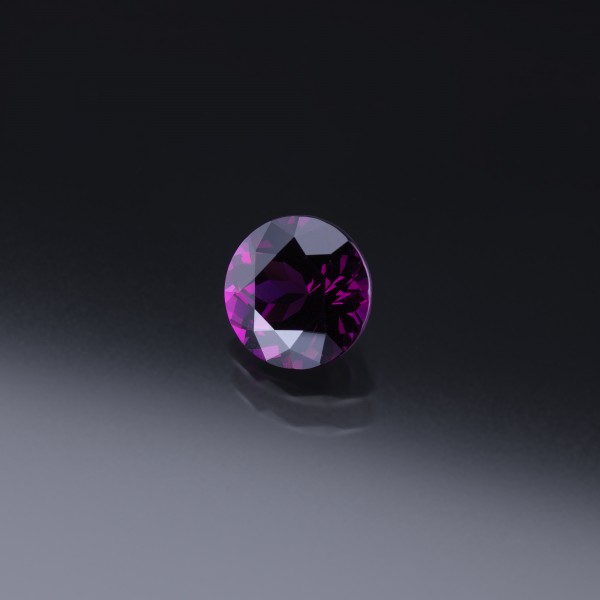 Feiner Granat in der Farbe Royal Purple mit 3,75 ct.