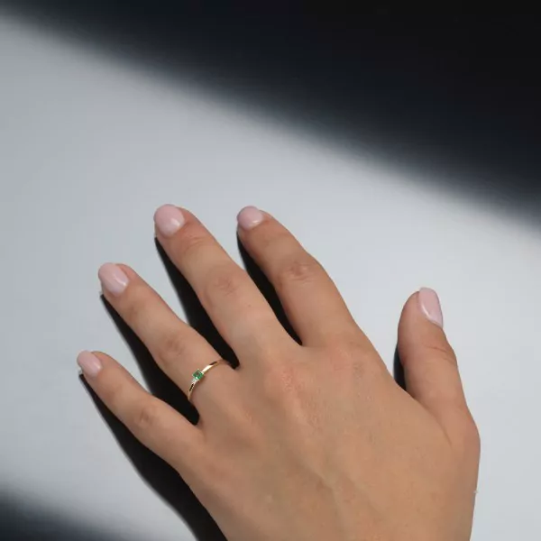 Zarter Ring in 585/000 Gelbgold mit einem Smaragd und Diamanten im Karreeschliff