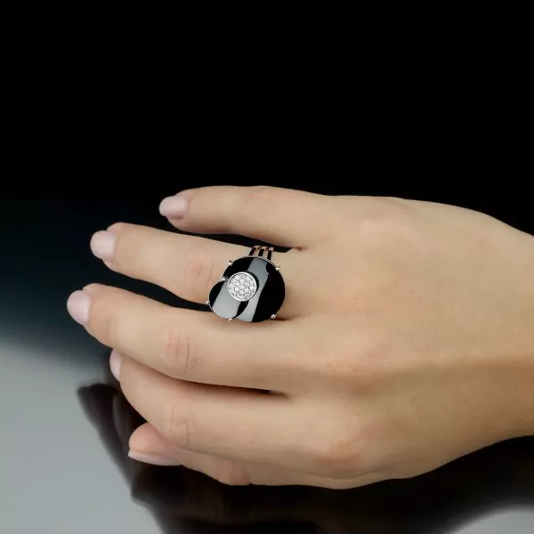 Tragebeispiel: Ring Ceramic Cosmos mit feinen Brillanten und schwarzer kratzfester Keramik