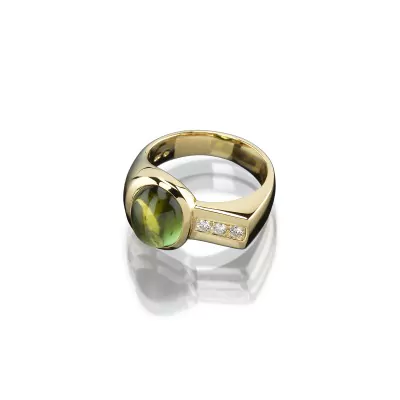 Ring mit grünen Turmalin im Cabochonschliff und drei Brillanten