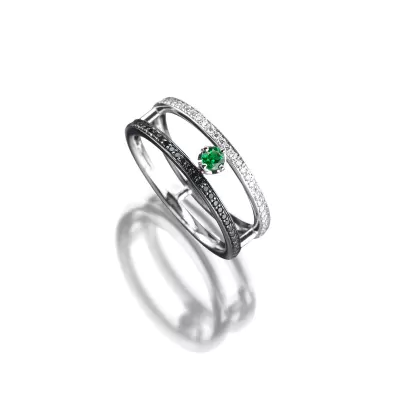 Ring mit grünen Edelstein im Zentrum