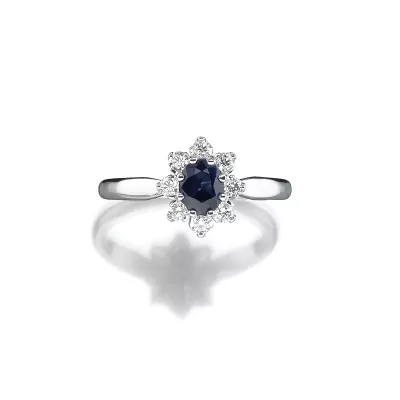 Zeitloser Ring mit Blausaphir, Royaler Stil