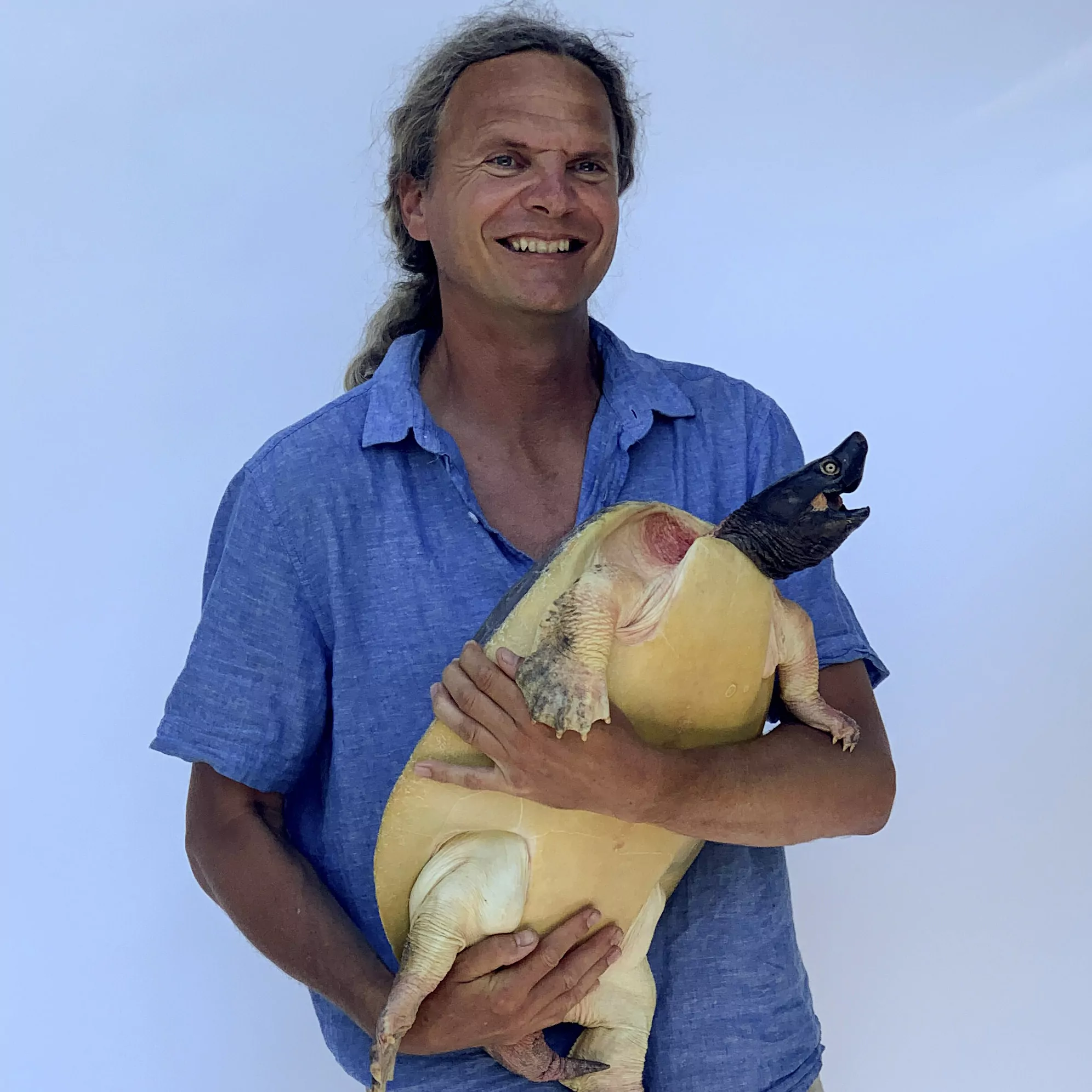 Turtle Island Gründer Peter Praschag hält eine der seltensten Schildkrötenarten am Arm: Die Batagur baska gilt als critically endangered. Bei Turtle Island gelangen schon Nachzuchten. 