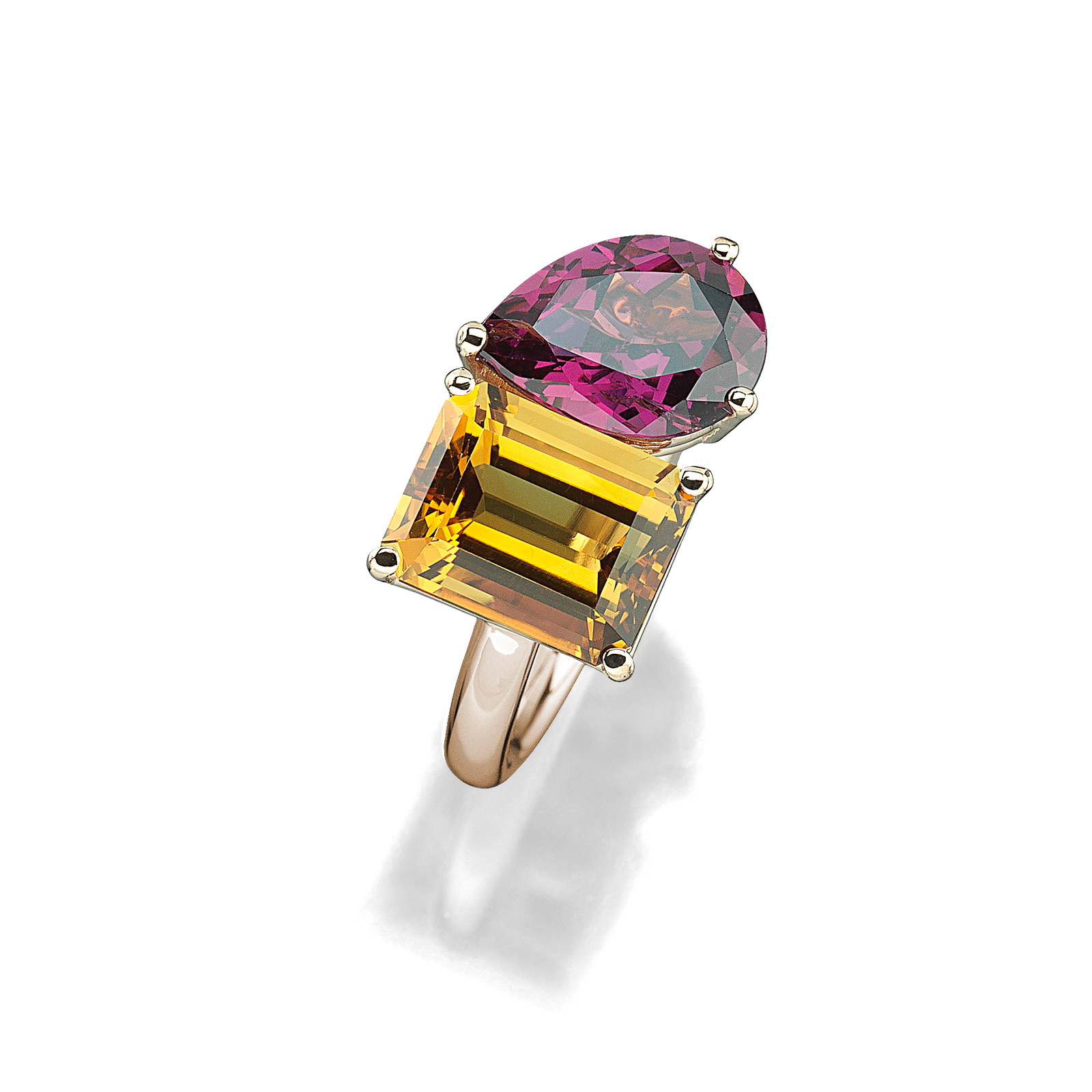 Toi-et-moi-Ring aus Roségold mit gelbem Citrin und rot-violettem Rhodolith von Juwelier Ableitner.